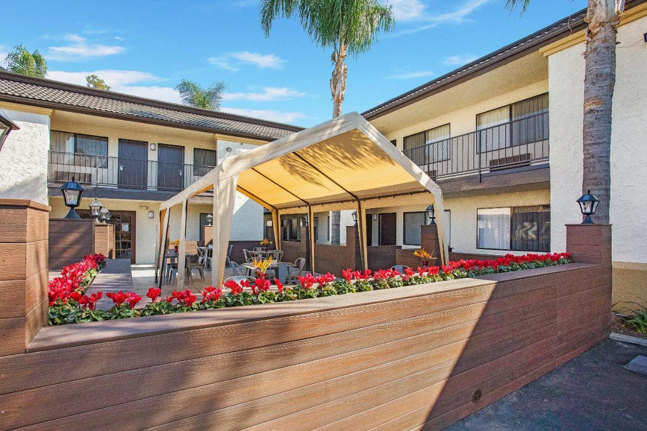 Stanford Inn & Suites Anaheim Exterior foto